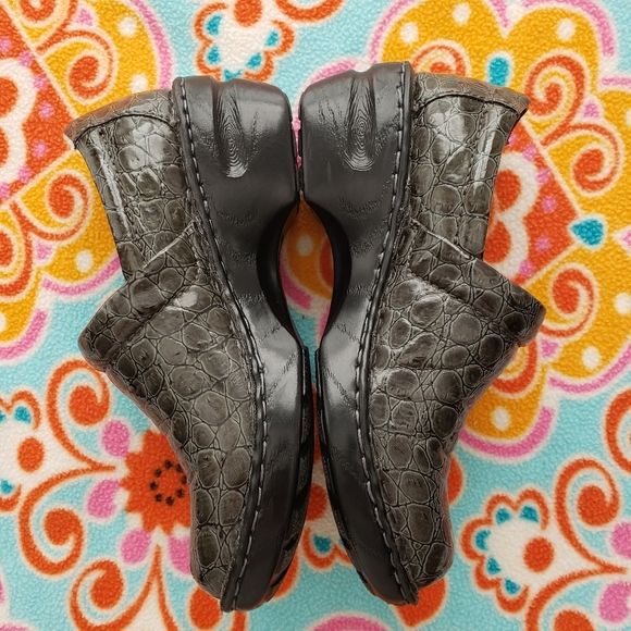 boc Gray Alligator Pattern Clogs - Picture 4 of 5
